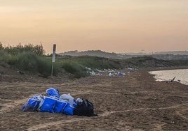 Los restos de basura encontrados en El Puntal tras el botellón.