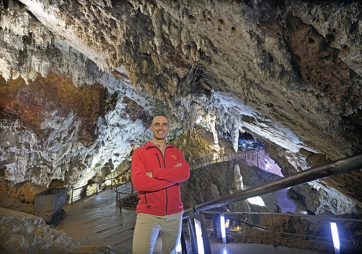 El director de Explotación de la Cueva de El Soplao, Jaime MacLennan, en el interior de la cavidad.