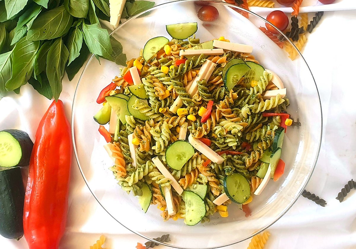 Ensalada de pasta, prearada para meter en un táper.