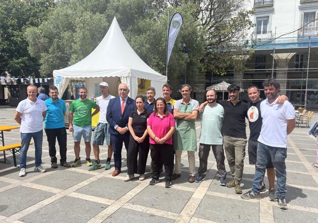 Foto de grupo con los representantes de las queserías participantes, junto al presidente de la Cofradía del Queso de Cantabria, Adolfo Izaguirre.