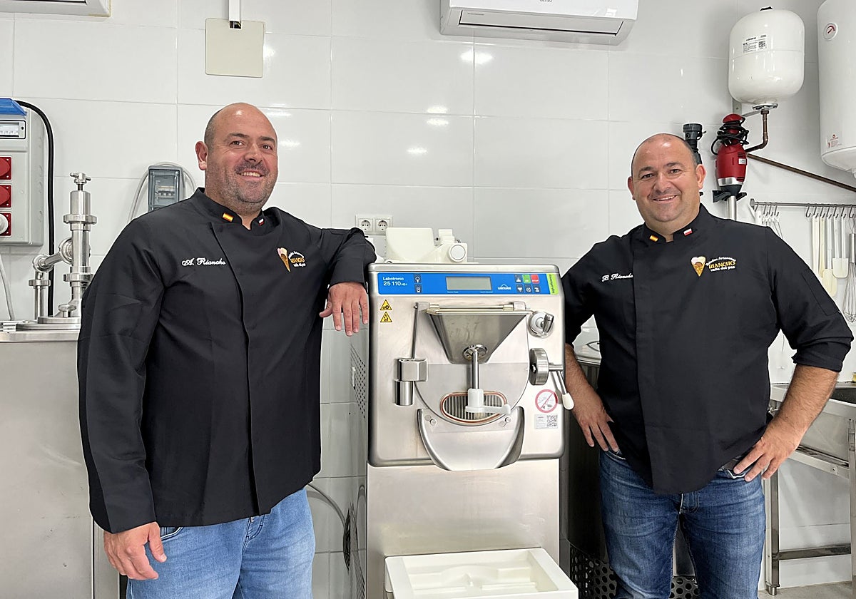 Álvaro y Borja Riancho, en el obrador de Renedo de Piélagos, junto a la mantecadora, esencial para la cremosidad del helado.