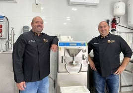 Álvaro y Borja Riancho, en el obrador de Renedo de Piélagos, junto a la mantecadora, esencial para la cremosidad del helado.