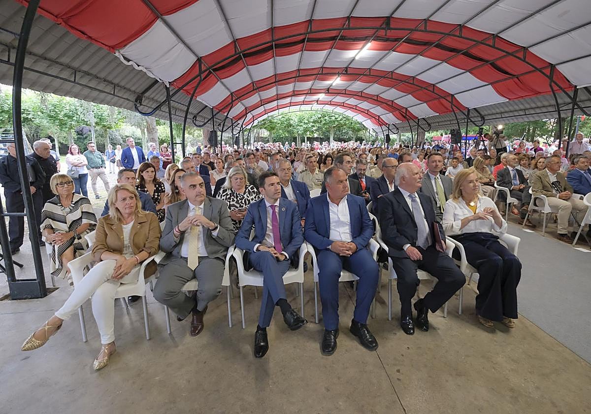 La primera fila, con las autoridades en la carpa del parque Conde San Diego.