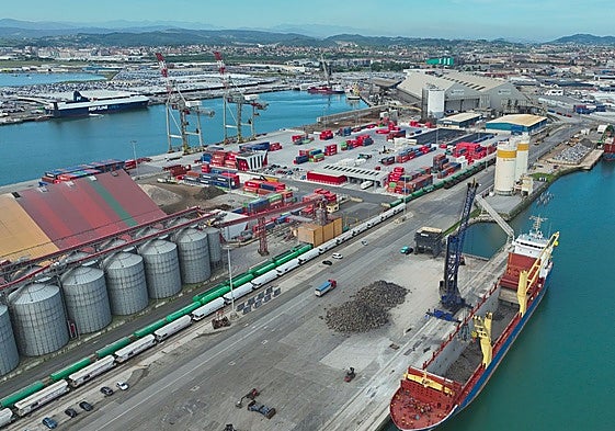 Muelle de Raos 5 junto y, a la derecha, el espacio inoperativo que se alineará para formar el Muelle 6.
