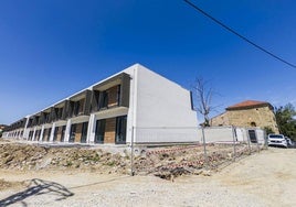 Los bloques de la urbanización 'Villa de Heras' lindan con la Torre de Alvarado, al ubicarse en el entorno protegido del inmueble.