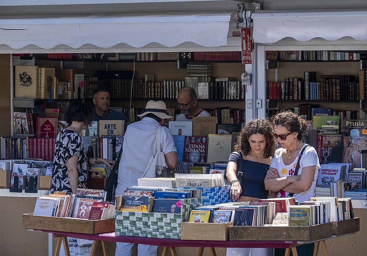 Con la feria recién inaugurada, muchos visitantes se acercaron ya a las librerías para hacerse con sus volúmenes deseados.