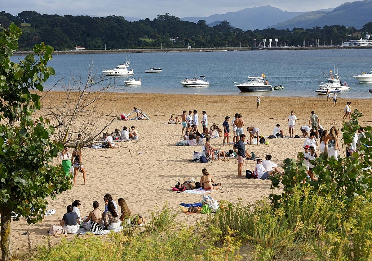 Varios grupos de jóvenes, acudieron a beber a la playa del Puntal de Somo, pero el ambiente fue tranquilo.