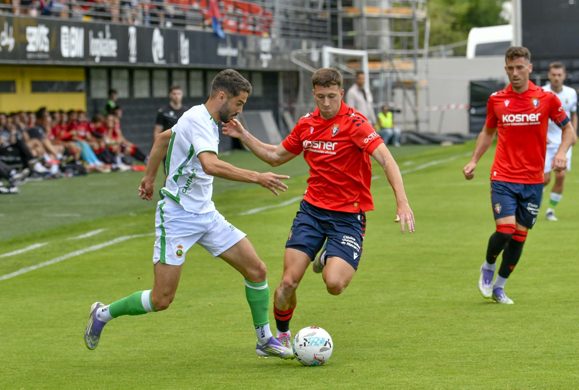 Andrés Martín pelea por la pelota ante un rival de Osasuna.