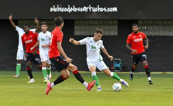 Íñigo Vicente se disponte a realizar un pase en el Stadium Gal