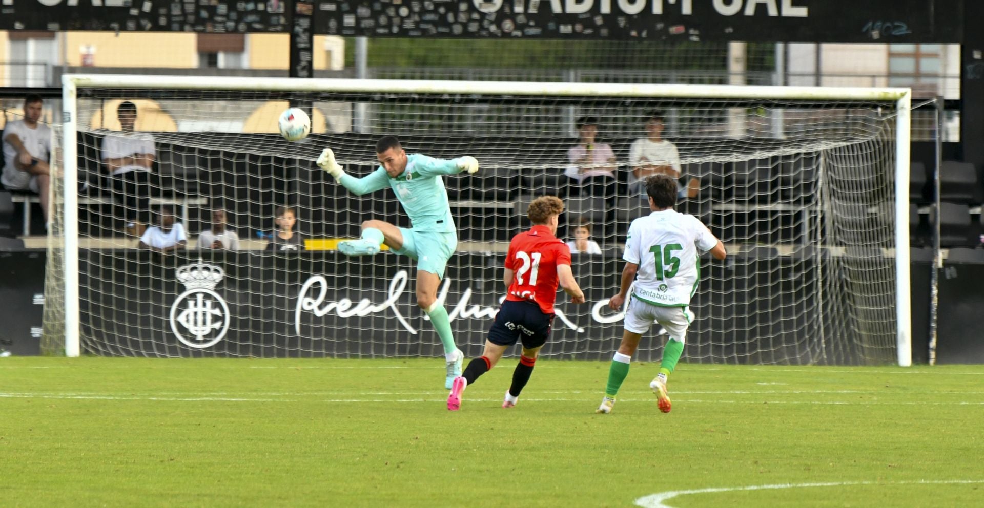 Plamen Andreev sale para despejar el balón.