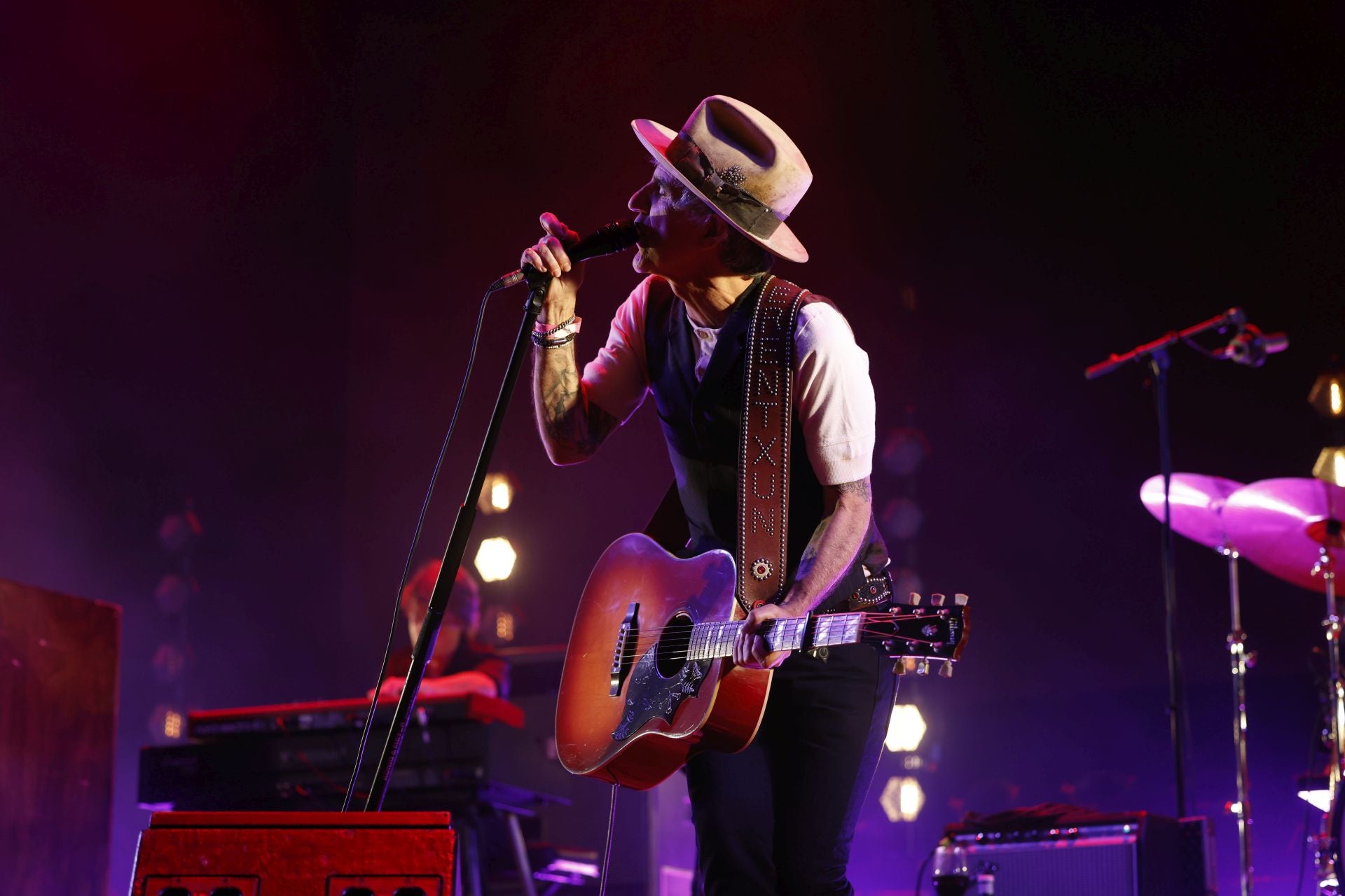 Mikel hizo volver al público a los años 80 con sus canciones