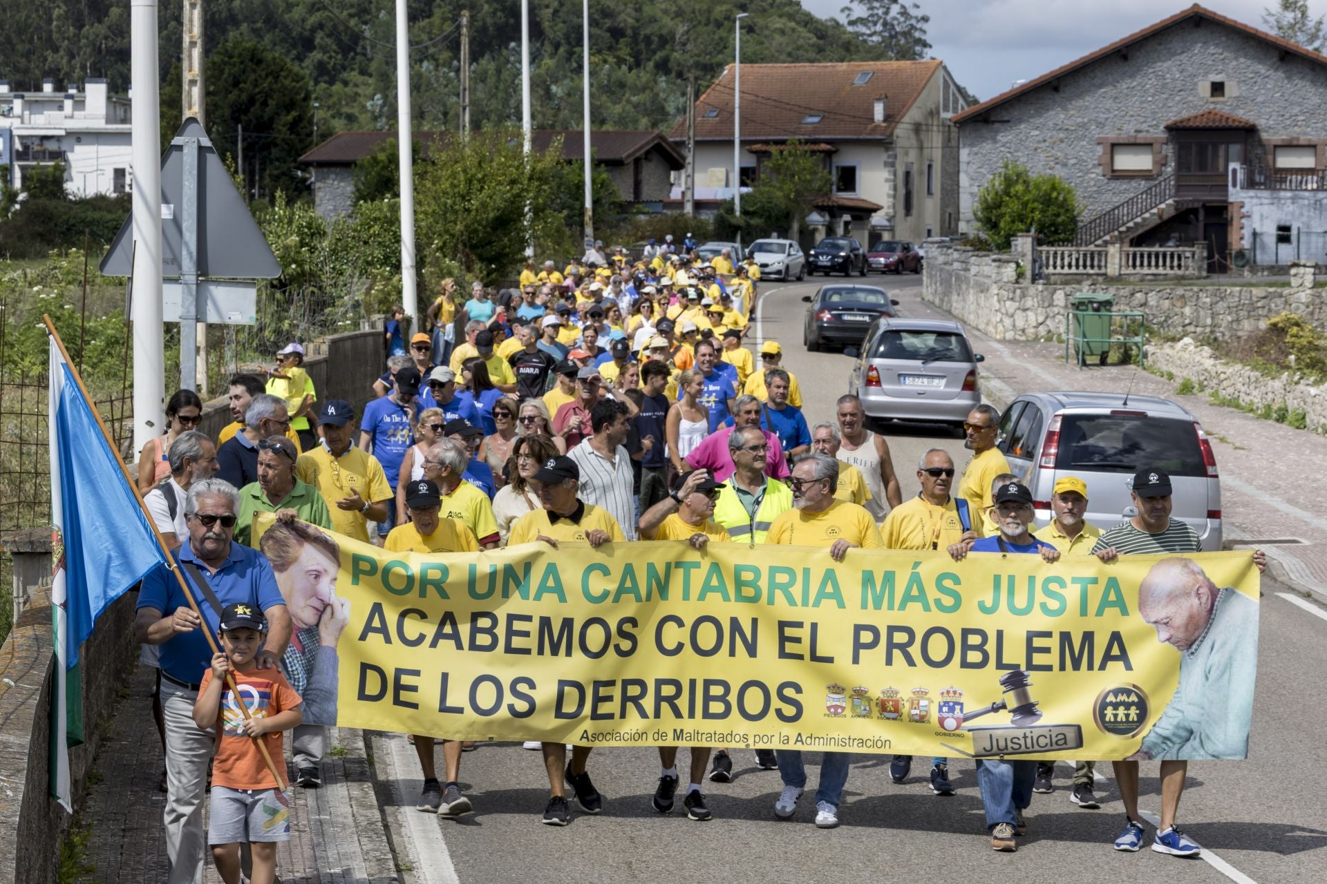 La manifestación partió a las 11.30 horas desde la Urbanización Pueblo del Mar I, junto al monolito de la Asociación AMA («Alas de mariposa»), en homenaje a las víctimas ya fallecidas.