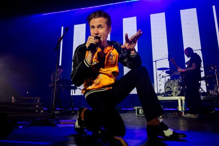 El líder de la banda escocesa supo mantener la energía del respetable en alto