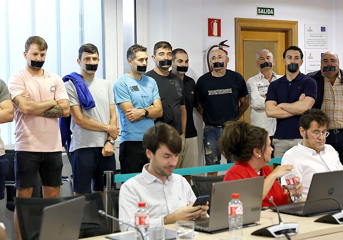 Agentes de la Policía Local amordazados para protestar contra el equipo de gobierno (PRC-PSOE), en un Pleno de hace unas semanas.
