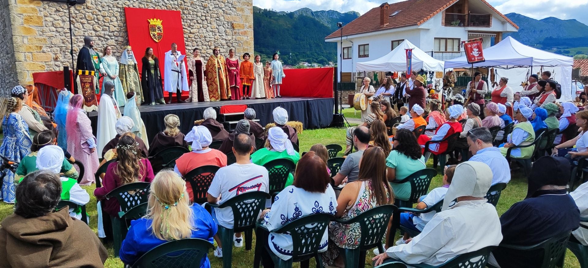 El alcalde, vestido de la Orden de Santiago, presentó la renovada fiesta escoltado por los principales personajes.
