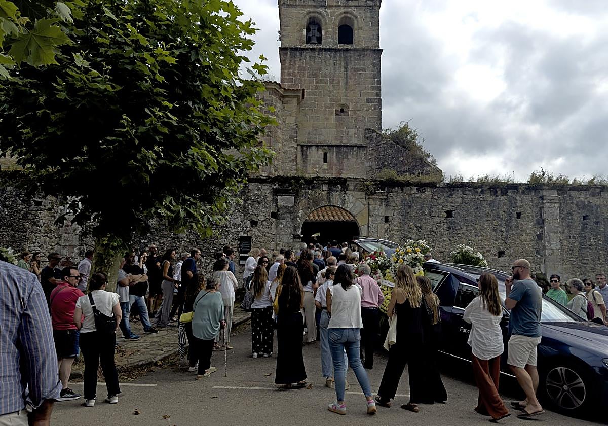 El momento en el que los asistentes acceden a la parroquia para escuchar la misa.