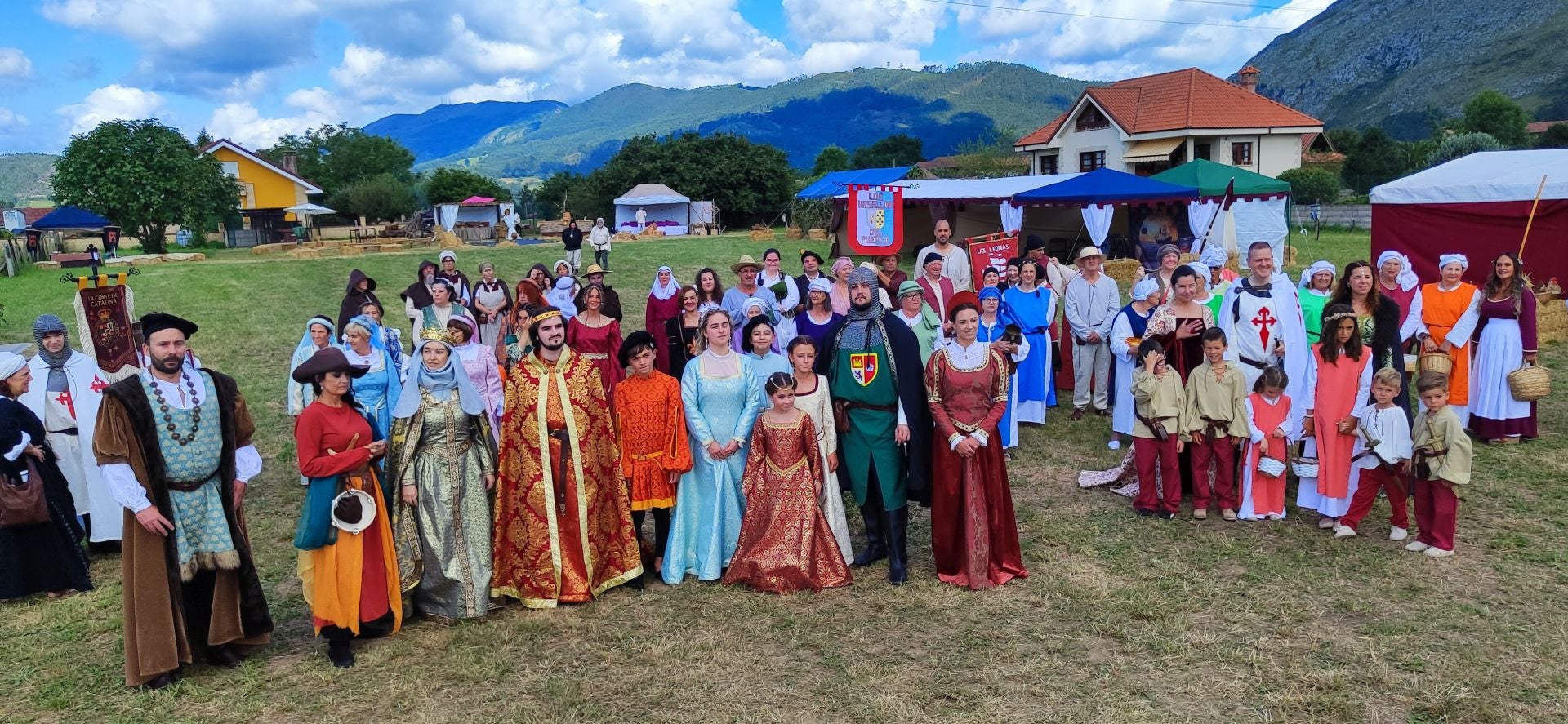 Foto de familia de los participantes en la renovada fiesta Pero Niño, el último caballero.