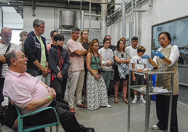 Betzy muestra el proceso de sobado y fileteado de la anchoa.