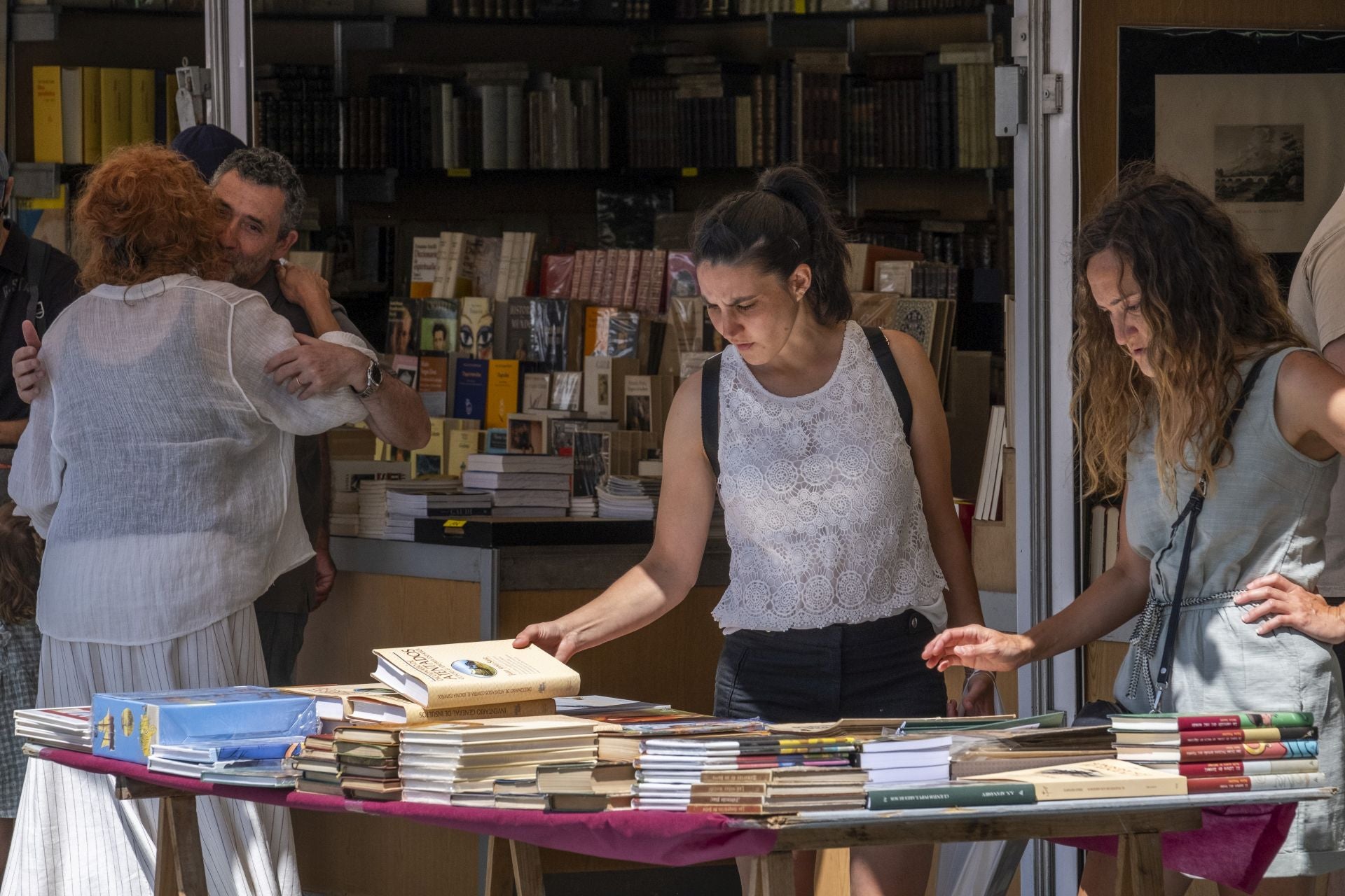 Desde primera hora, antes de la apertura 'oficial', ya eran muchos los curiosos que buscaban entre los miles de libros.