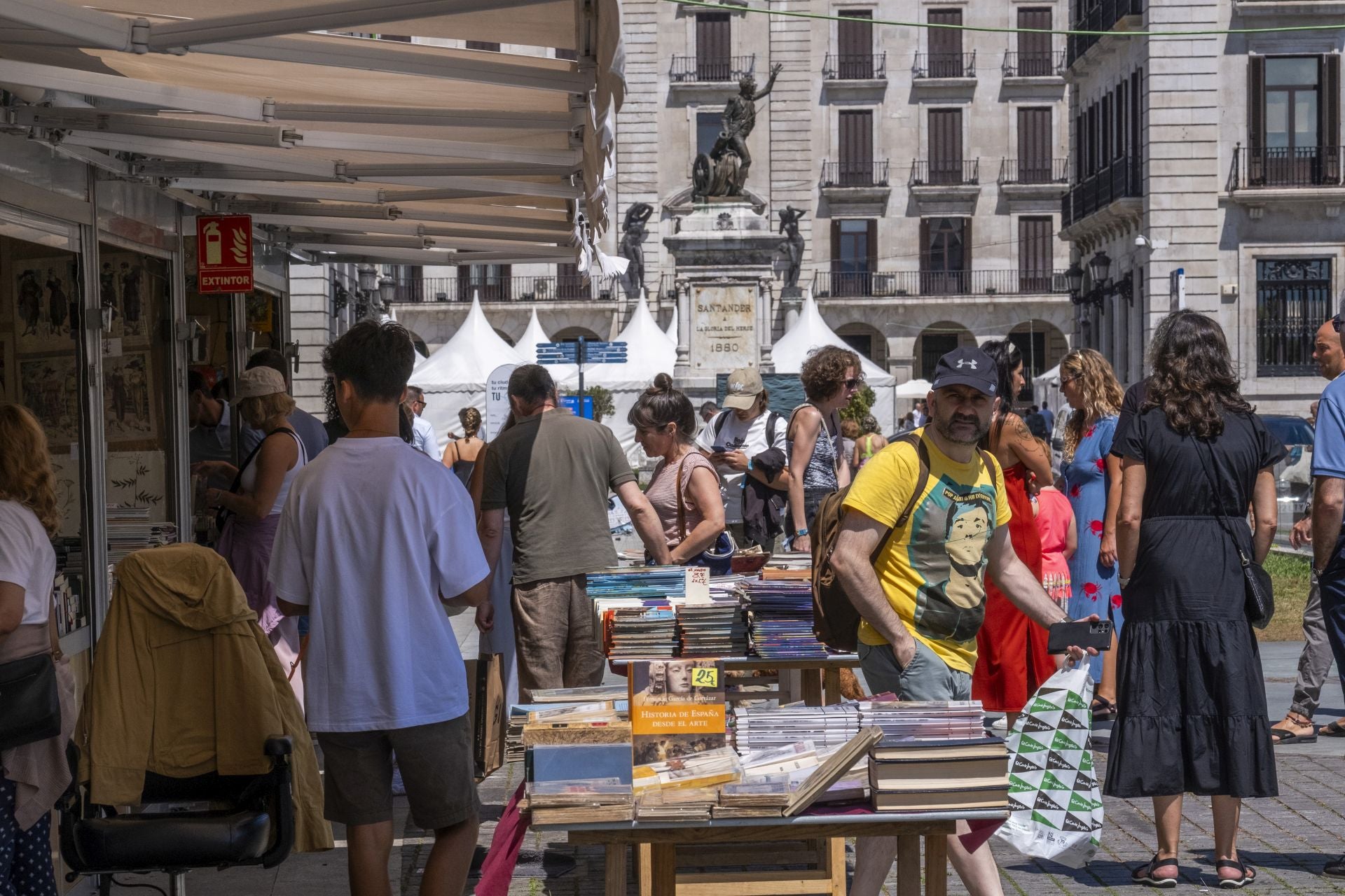 El buen tiempo ha animado las visitas en la plaza Alfonso XIII.