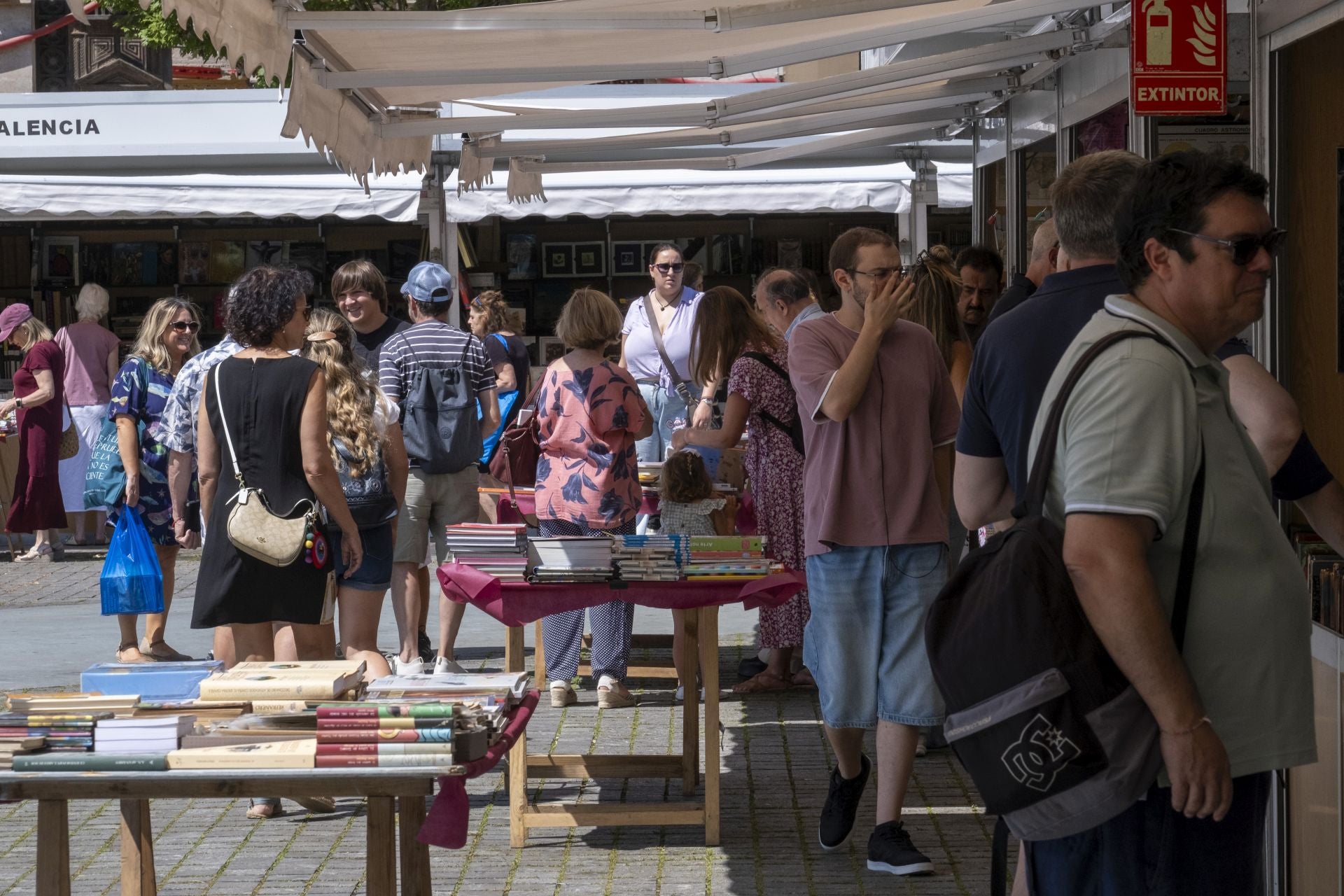 La feria permanecerá en la plaza hasta el próximo día 17, con un programa que incluye conferencias, lecturas dramatizadas o talleres de lectura y escritura. Todo ello de 11.00 a 14.00 y de 17.30 a 21.30 horas. 