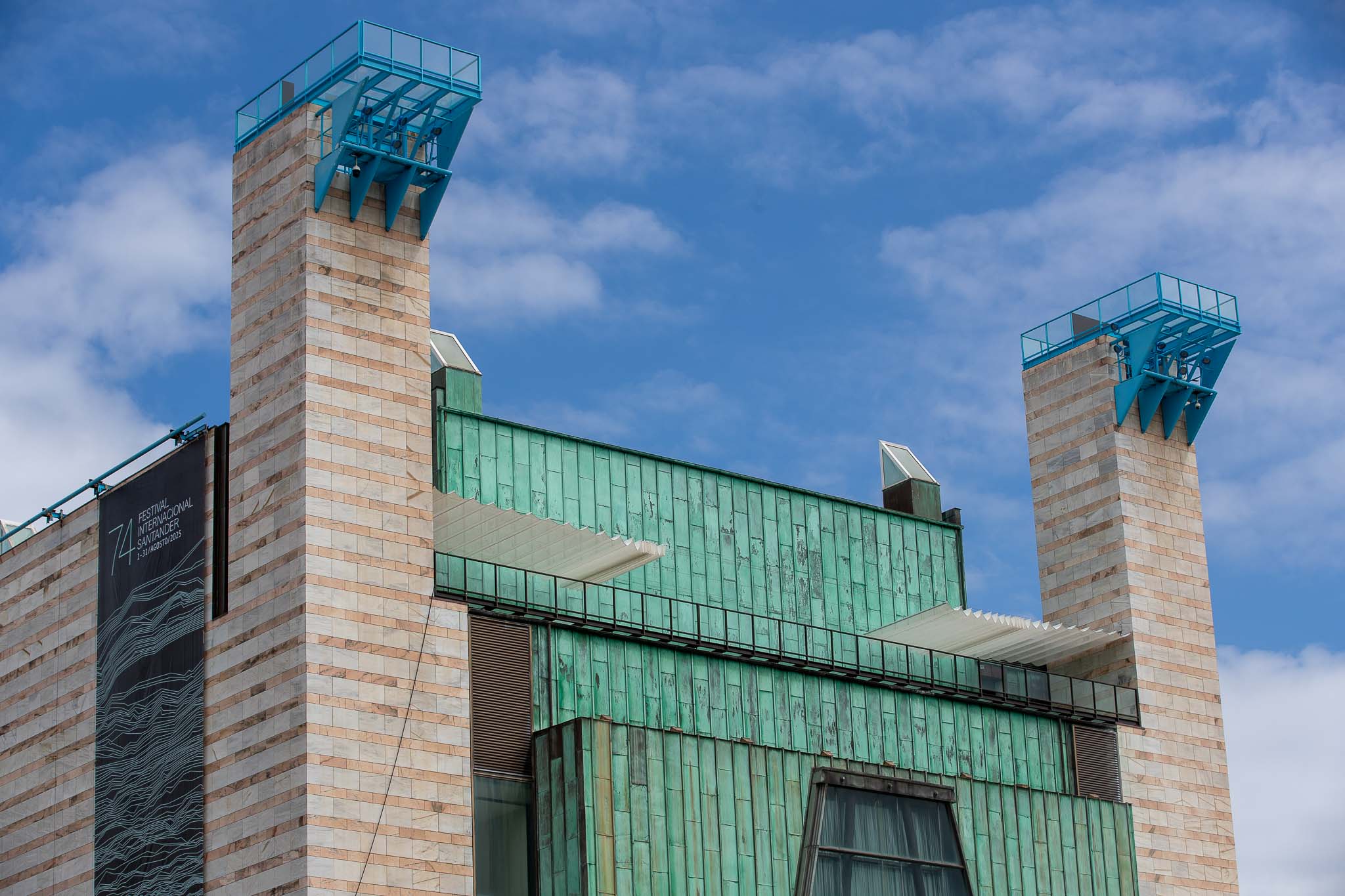 Una terraza y los dos miradores de las torres que flanquean la fachada de Gamazo