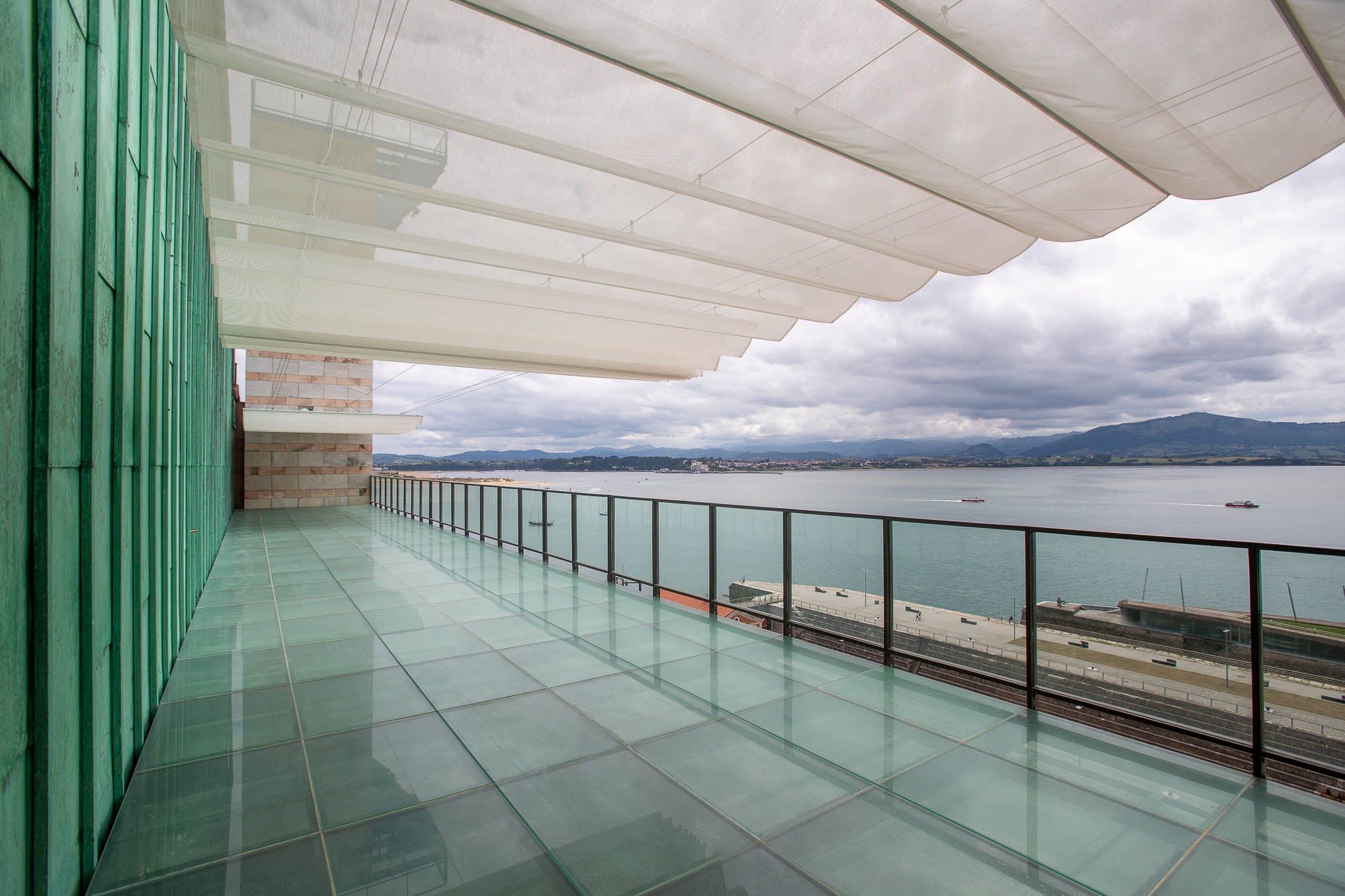 La cuidada elección de materiales y colores, inspirados en proyectos de Oiza, y los nuevos diseños buscan no afectar a la percepción del edificio.