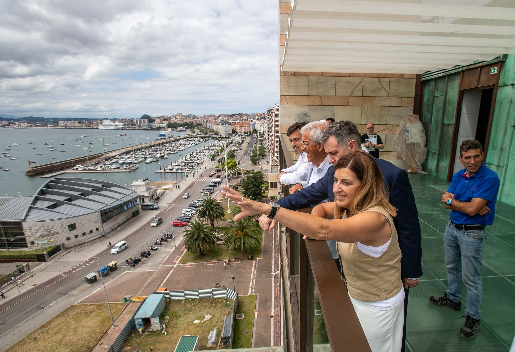 La presidenta regional en una visita a las obras, que afrontan sus últimos trabajos.