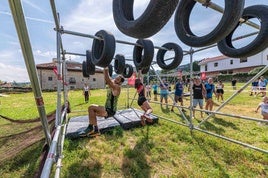 Un participante sortea uno de los obstáculos del recorrido.