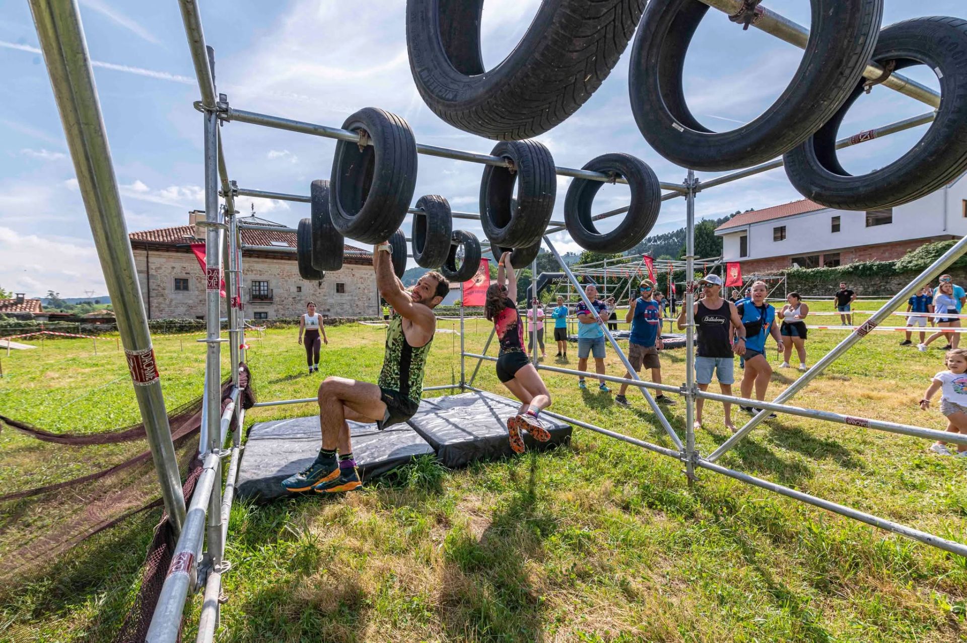 Un participante sortea uno de los obstáculos del recorrido.