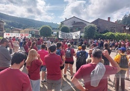 Concentración en la plaza de Los Llanos de Penagos