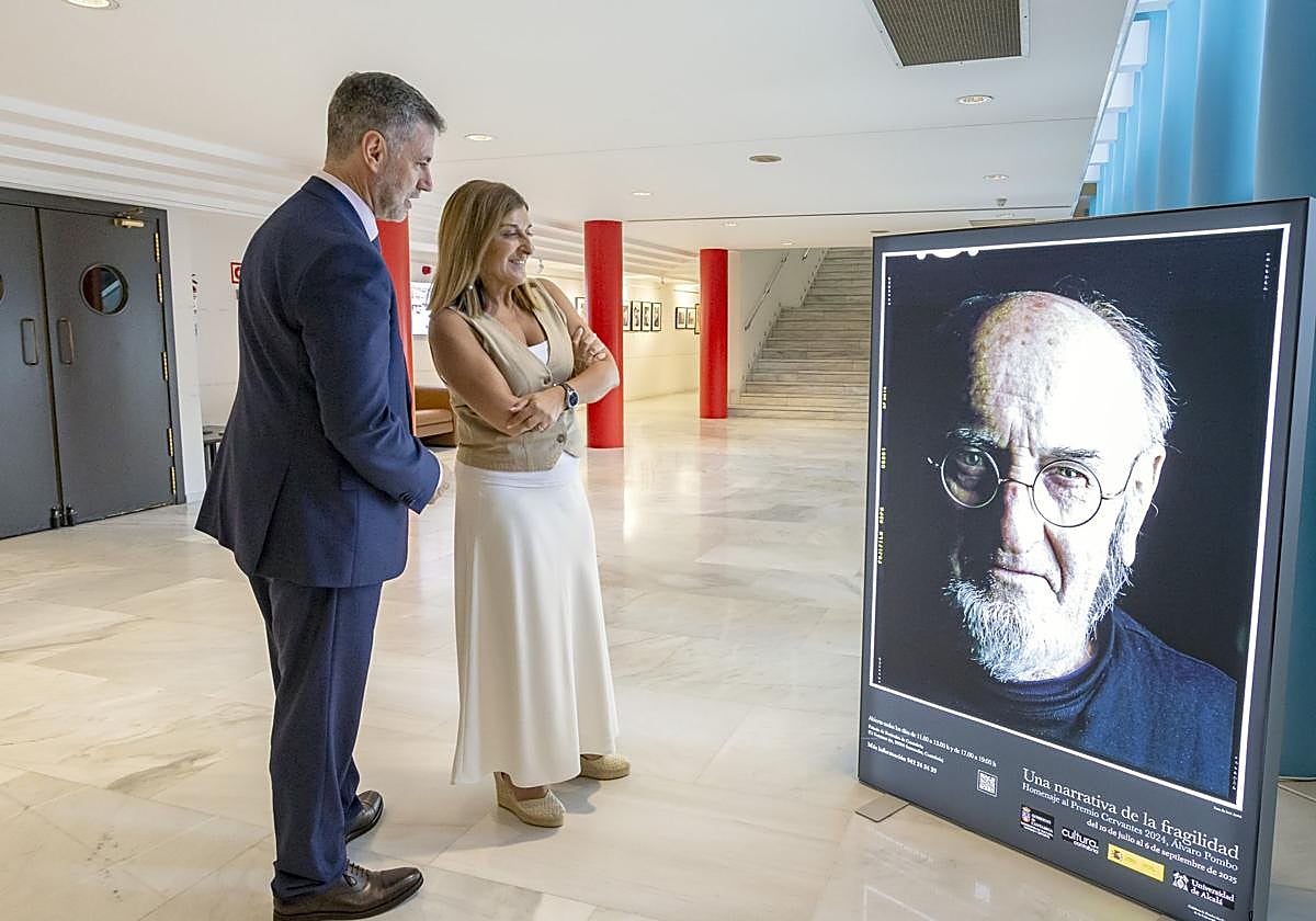 Buruaga destaca a Pombo como «una de las voces más personales y brillantes de la literatura actual».