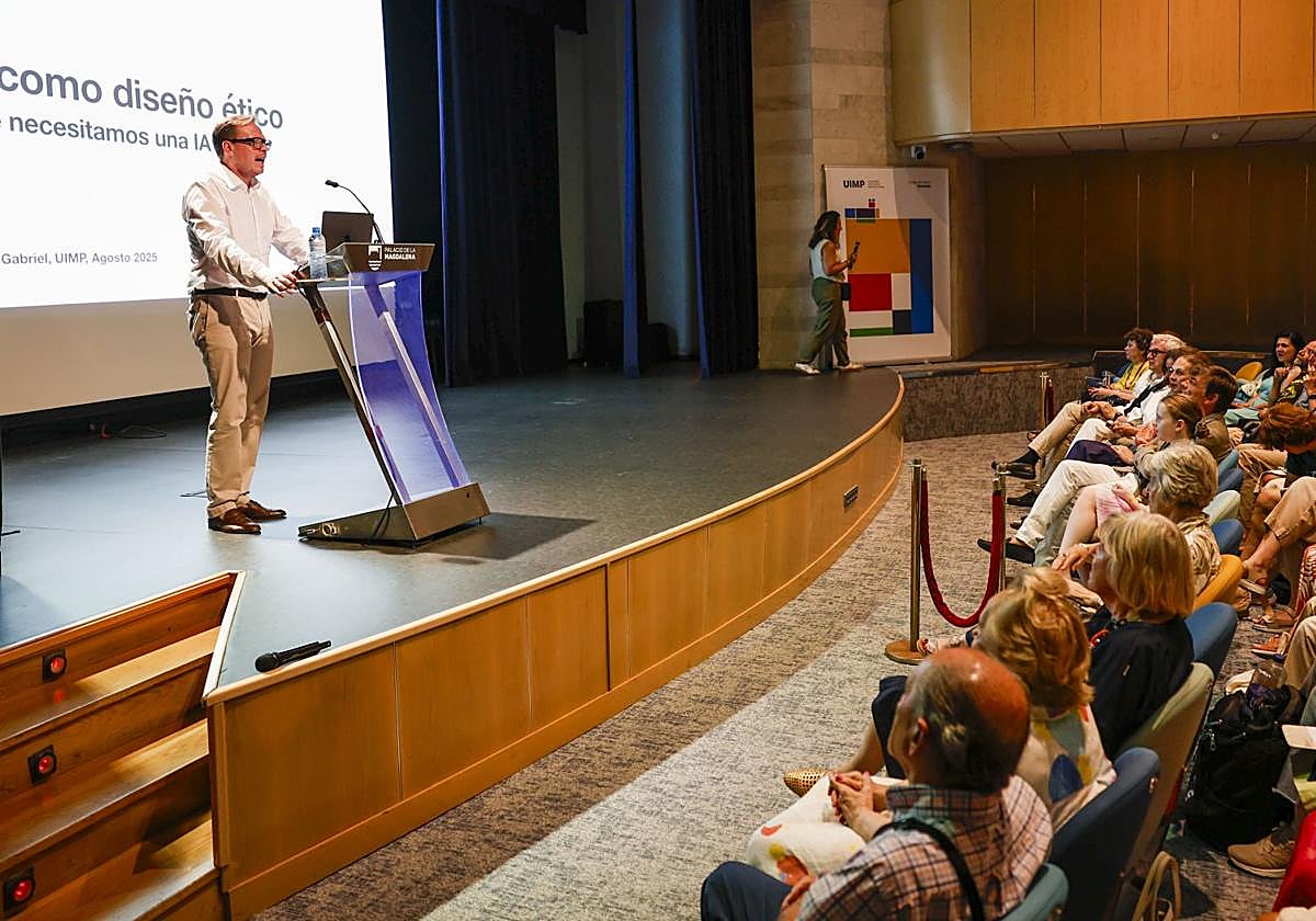 Markus Gabriel, que esta semana imparte un curso en la UIMP; durante su conferencia 'En contexto', en el Paraninfo de la Magdalena.