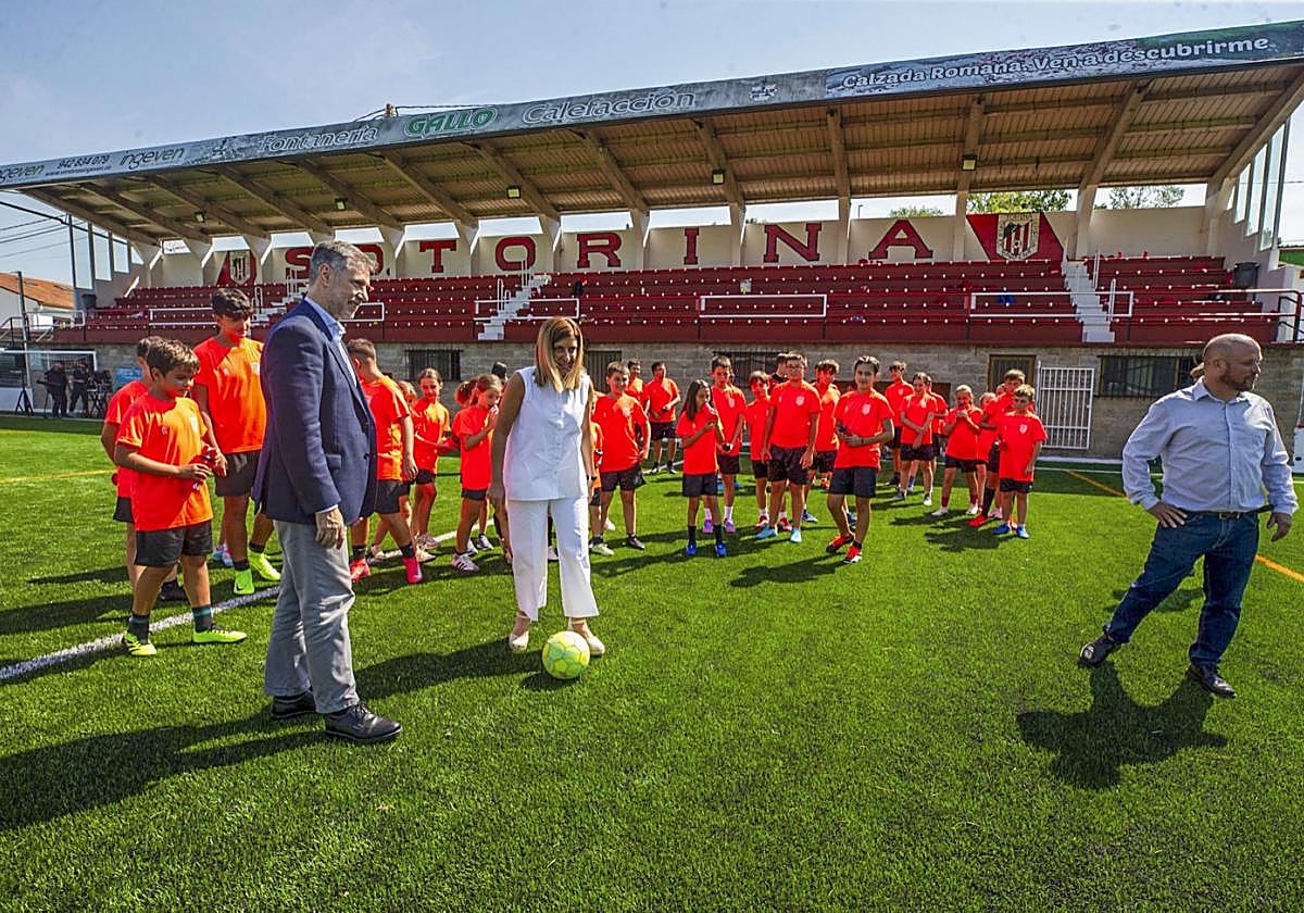 Las categorías inferiores del Torina siguieron con atención los discursos en la visita al Alpedre.
