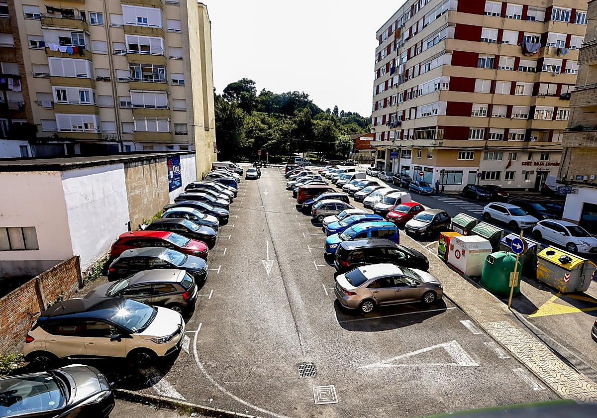Aparcamiento de la calle Leonardo Torres Quevedo (Torrelavega), una de las fincas ofrecidas a Interior para crear la nueva Comisaría.