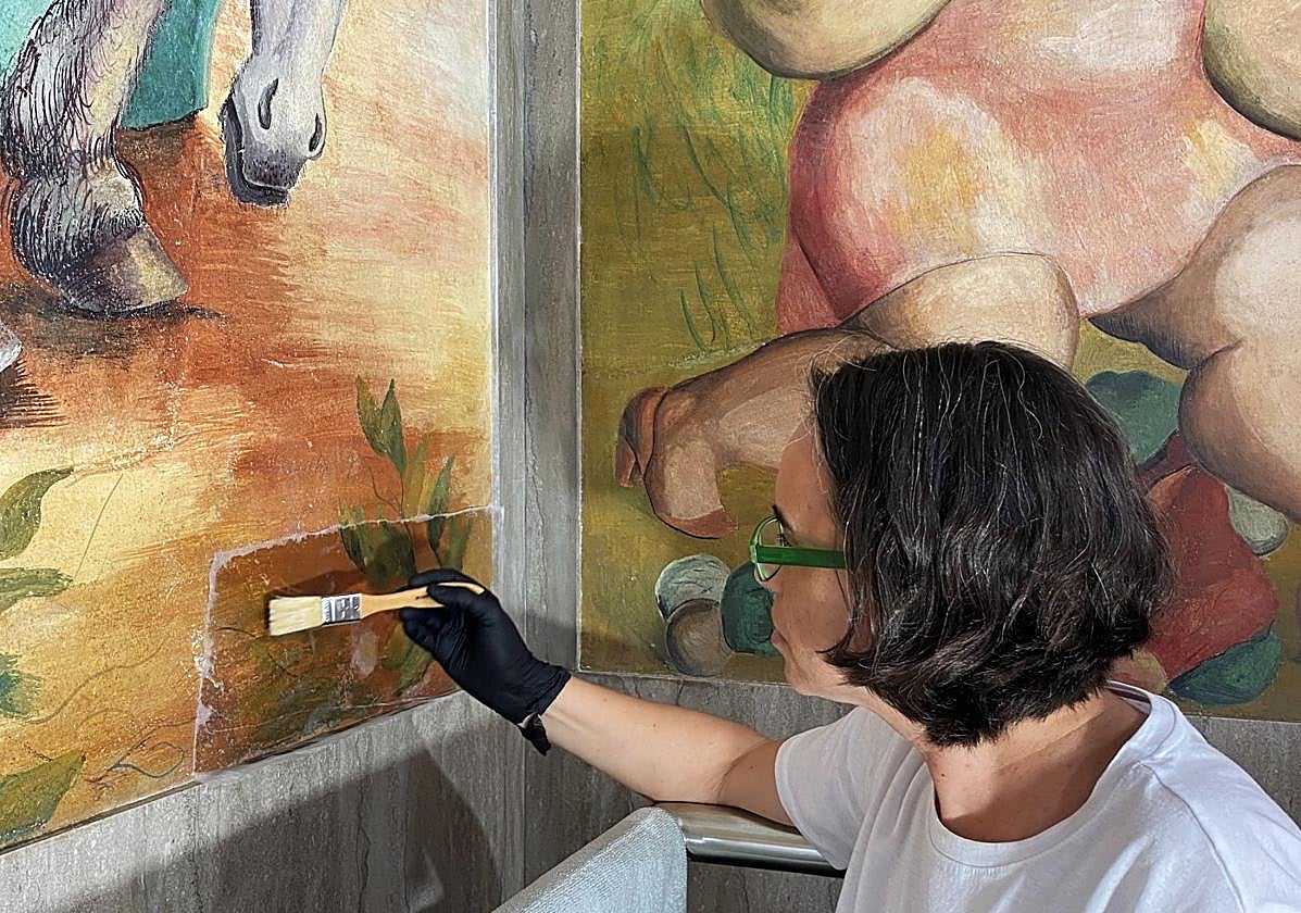 Detalle del proceso de restauración de los frescos de Quintanilla en la UMKC.