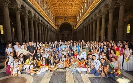 Los jóvenes cántabros, con el Obispo Arturo Ros Murgadas, en la Basílica de San Pablo Extramuros de Roma.