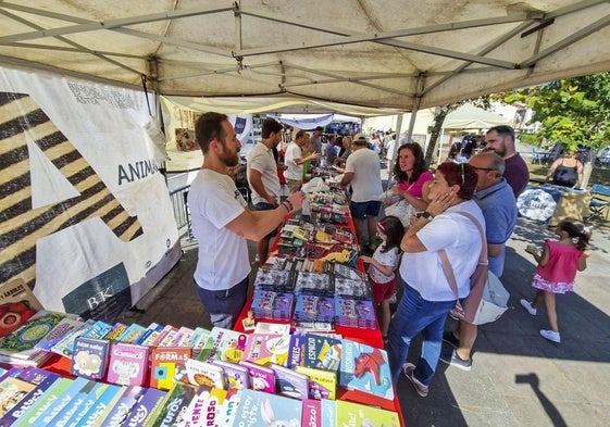 Los habitantes de los distintos municipios y los turistas conviven estos días en los numerosos mercadillos que se celebran en toda la región.