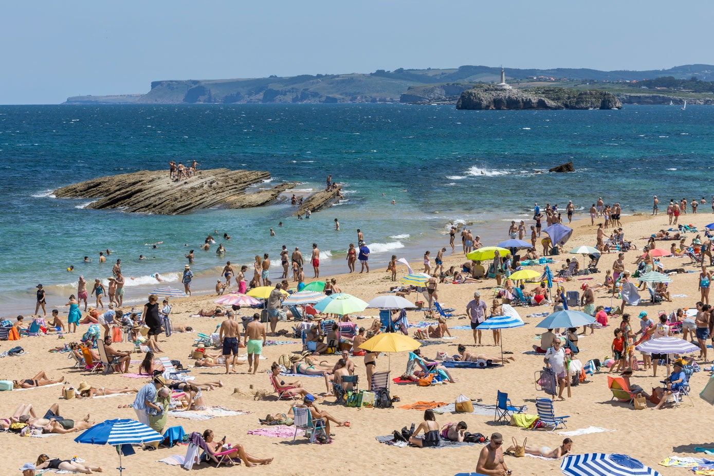 Las playas de El Sardinero se han visto animadas de locales y visitantes dispuestos a aprovechar la bonanza del día.