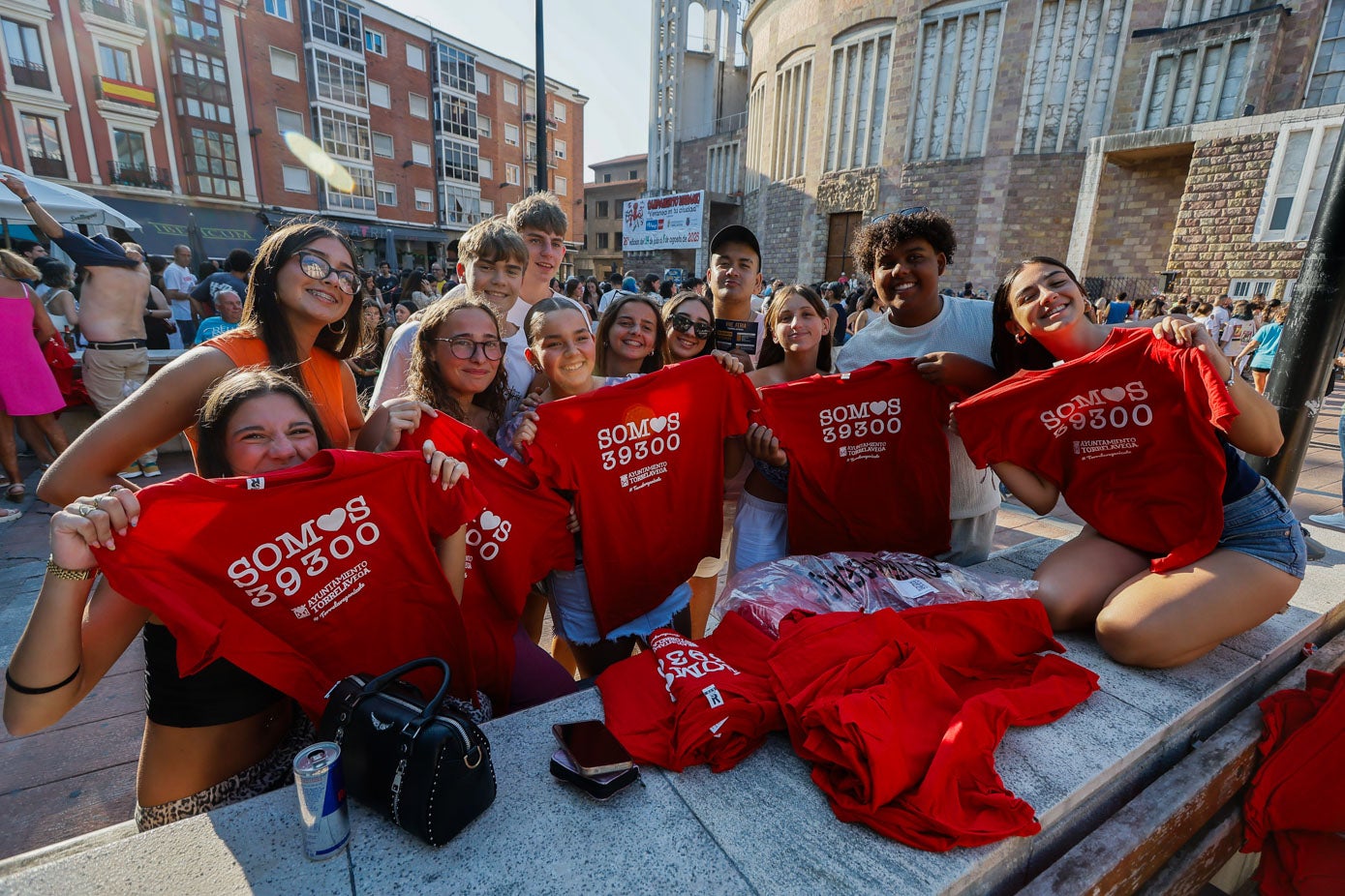 Un grupo de peñistas posa con su camiseta roja.