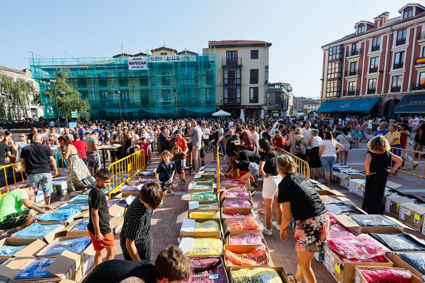 El reparto se ha organizado por cajas, cada una con un número que representaba a cada peña.
