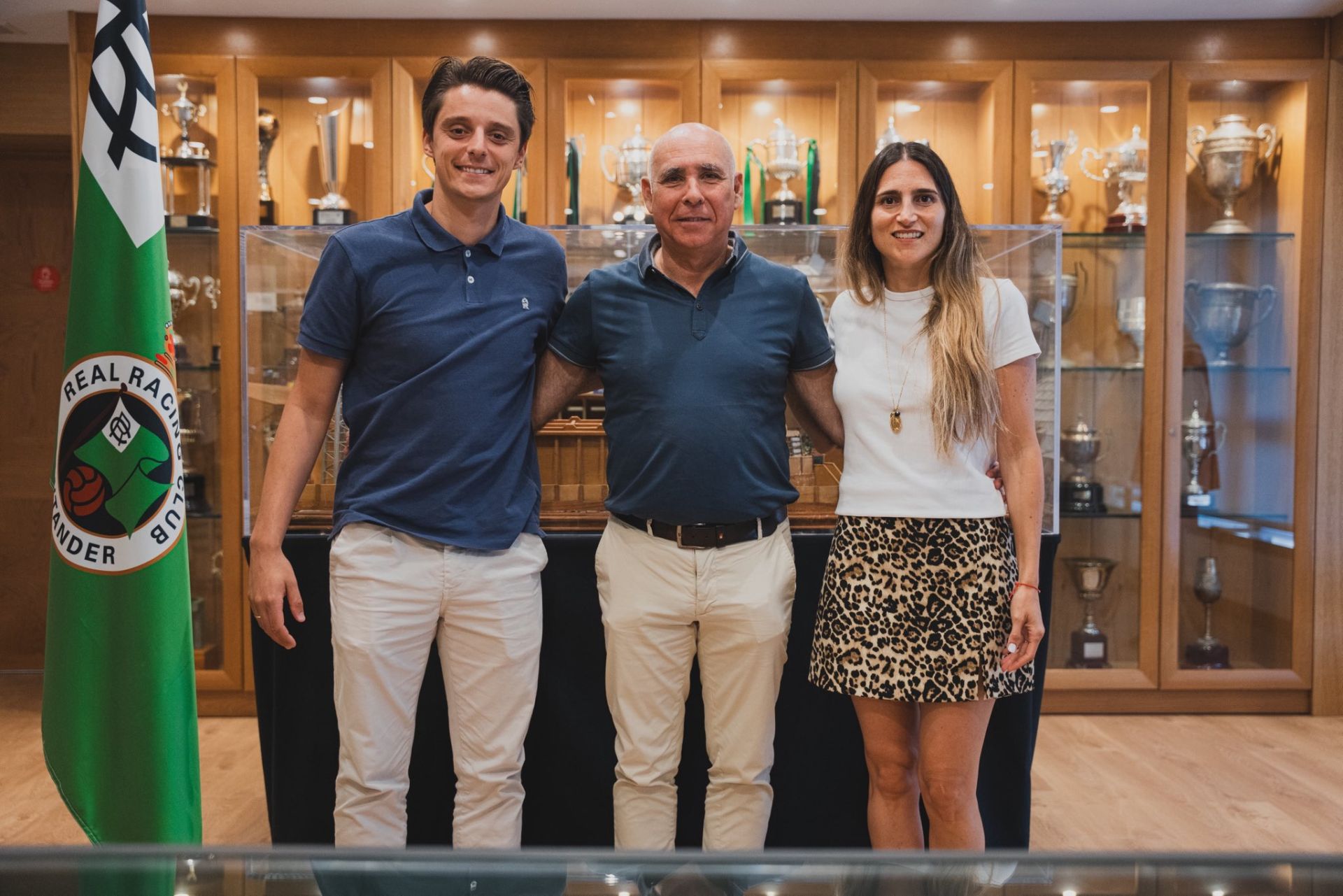 Manolo Higuera, flanqueado por Julián Luque y María Ricard.