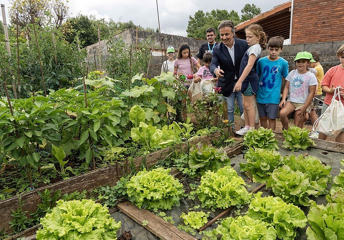 Diego Movellán en una actividad de campamento con los niños.