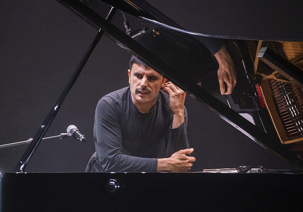 Rodrigo Cuevas comenzó el recital cantando a capella ante la caja de resonancia del piano.