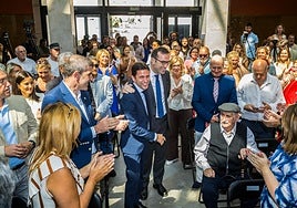 Pedro Casares saluda a su abuelo Vicente, de 95 años, llegado desde Liébana