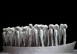 La escultura, que el artista también cultivó, está representada por esta pieza, 'Open Arms' (2019) Técnica mixta, ubicada en el centro de la sala.