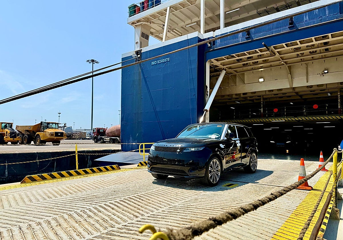 Desembarco de las primeras unidades de Jaguar y Land Rover en el Puerto de Santander.
