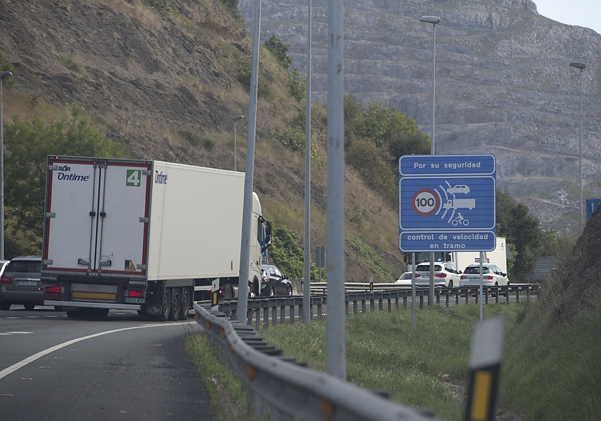 Imagen del panel informativo situado a la salida de Sámano en el que se informe del control de velocidad en tramo limitado a 100 km/h.