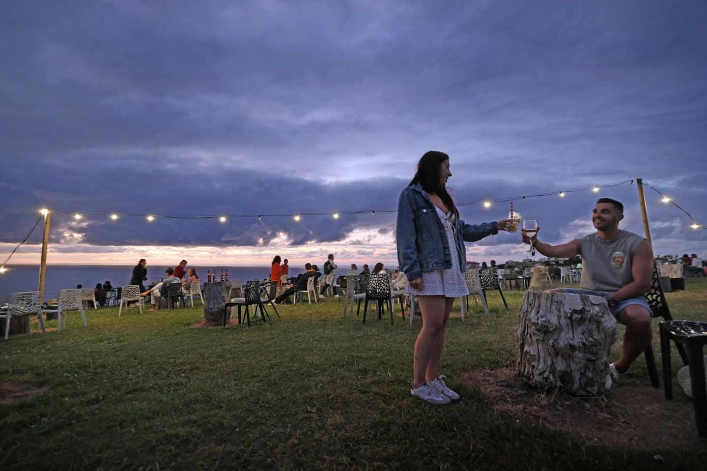 Con la puesta de sol al fondo, locales y turistas disfrutan de las vistas.