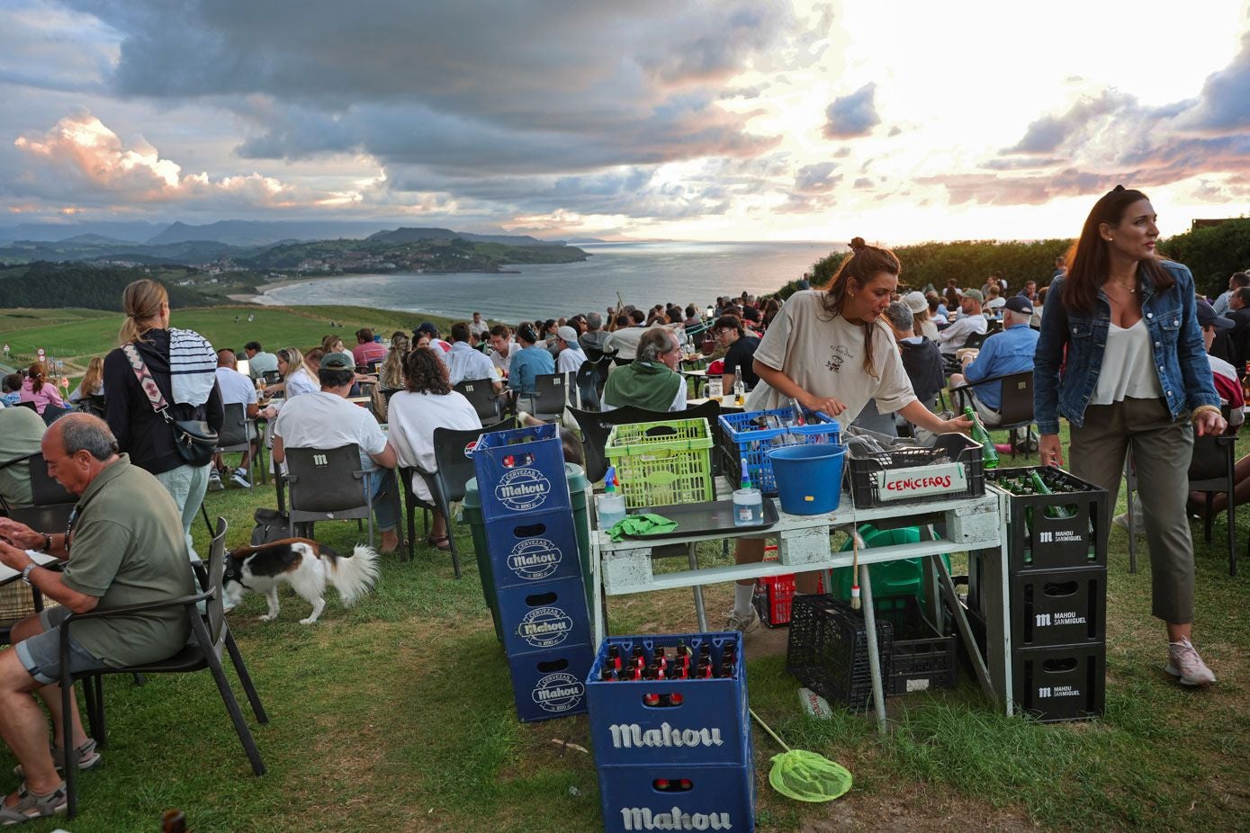 Una camarera, a tope, se encarga de la hostelería.
